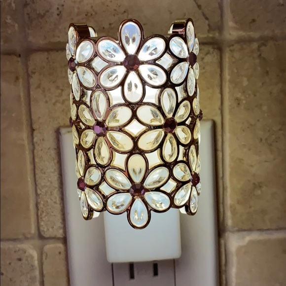 GEMSTONE FLOWERS NIGHTLIGHT
Wallflowers Plug In - Picture 10 of 11